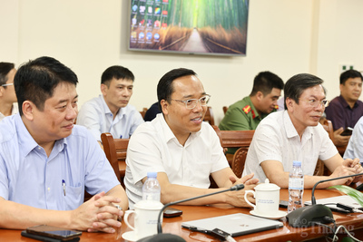 Tại buổi làm việc với Bộ Tư lệnh Lăng, sau khi nghe báo cáo ngắn gọn, Thứ trưởng Nguyễn Hoàng Long đánh giá cao công tác chuẩn bị cấp điện của đơn vị.