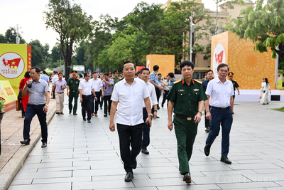 Tham dự đoàn công tác có đại diện Bộ Công an, Bộ Quốc phòng; lãnh đạo Công ty Vận hành hệ thống điện, thị trường điện quốc gia (NSMO), Tập đoàn Điện lực Việt Nam (EVN), Tổng công ty Điện lực TP. Hà Nội (EVNHANOI), Tổng công ty Truyền tải điện Quốc gia (EVNNPT)…