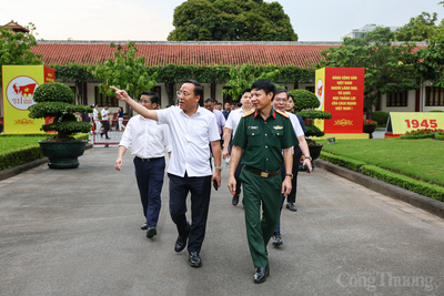 Thứ trưởng Nguyễn Hoàng Long và Đại tá Nguyễn Hoàng Ân - Phó Tư lệnh Bộ Tư lệnh Bảo vệ Lăng Chủ tịch Hồ Chí Minh cùng đoàn công tác có mặt tại khu vực Quảng trường Ba Đình kiểm tra công tác đảm bảo điện cho đại lễ sắp tới.