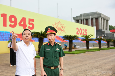 Thứ trưởng Nguyễn Hoàng Long và Đại tá Nguyễn Hoàng Ân trao đổi về công tác phối hợp giữa các đơn vị.