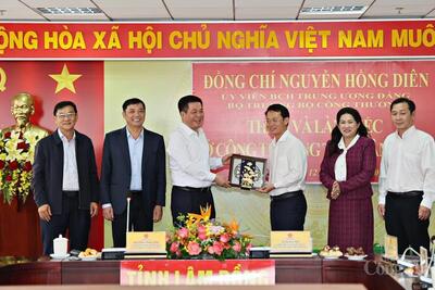 Bộ trưởng Nguyễn Hồng Diên nhận quà lưu niệm của Sở Công Thương tỉnh Lâm Đồng.