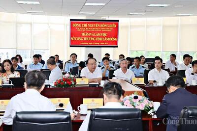Lãnh đạo Văn phòng, các Cục, Vụ thuộc Bộ Công Thương tại buổi làm việc.