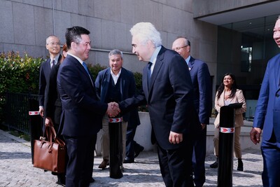 Điều này thể hiện sự trân trọng và tình cảm đặc biệt của Ngài Fatih Birol dành cho đối tác Việt Nam. Ngài Fatih Birol hứa sẽ sớm đến Việt Nam để triển khai các nội dung trong bản ghi nhớ hợp tác, từ việc tư vấn chính sách, đào tạo nhân lực đến hỗ trợ kỹ thuật cho các dự án năng lượng sạch.