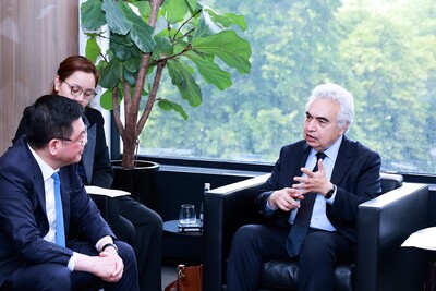 Ngài Fatih Birol bày tỏ sự ngưỡng mộ đối với những tiến bộ của Việt Nam trong lĩnh vực năng lượng tái tạo, đặc biệt là điện mặt trời.