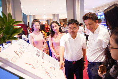 Tổng Biên tập Báo Công Thương Nguyễn Văn Minh giới thiệu các ấn phẩm trên chặng đường 80 năm của Báo tại gian trưng bày