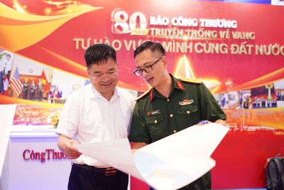 Tổng Biên tập Báo Công Thương trao đổi cùng khách tham quan về các ấn phẩm tại gian trưng bày