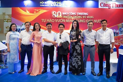 Tổng Biên tập Báo Công Thương cùng cán bộ, phóng viên và khách mời chụp ảnh lưu niệm tại gian trưng bày Báo Công Thương