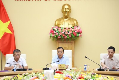 Thứ trưởng Bộ Công Thương Nguyễn Hoàng Long chủ trì cuộc họp