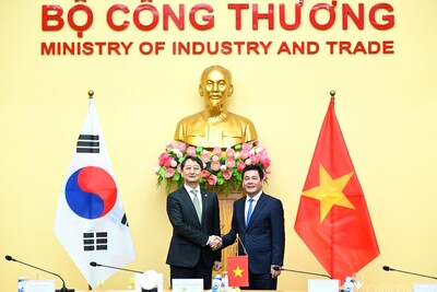 Bộ trưởng Bộ Công Thương Việt Nam Nguyễn Hồng Diên và Bộ trưởng Bộ Thương mại, Công nghiệp và Năng lượng Hàn Quốc Ahn Duk Geun trước Kỳ họp lần thứ 14