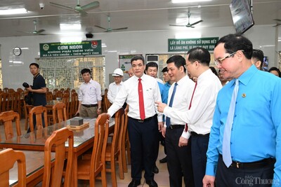 Bộ trưởng Bộ Công Thương Nguyễn Hồng Diên cùng ông Nguyễn Đình Khang -Chủ tịch Tổng Liên đoàn Lao động Việt Nam tham quan nhà ăn ca Xí nghiệp đời sống