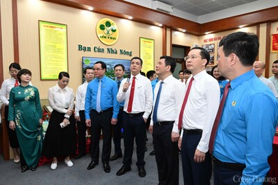 Bộ trưởng Nguyễn Hồng Diên cùng các đại biểu tham quan Phòng truyền thống của công ty