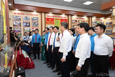 Bộ trưởng Nguyễn Hồng Diên cùng các đại biểu tham quan Phòng truyền thống của công ty