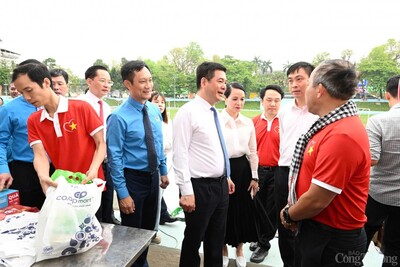 Bộ trưởng Nguyễn Hồng Diên thăm hỏi các doanh nghiệp, các chủ gian hàng kinh doanh