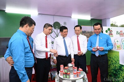Gian hàng phúc lợi, khu vực chăm sóc sức khỏe, gian trưng bày sản phẩm Việt... được phân chia thành 3 khu vực chính, trưng bày sản phẩm hàng hoá của Supe Lâm Thao, hàng hoá của các nhà sản xuất doanh nghiệp trong nước như thực phẩm, đồ ăn, hàng tiêu dùng… với giá ưu đãi.