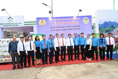 Bộ trưởng Nguyễn Hồng Diên cùng các thành viên trong đoàn công tác tham quan các gian hàng phúc lợi, khu vực chăm sóc sức khỏe, gian trưng bày sản phẩm Việt...