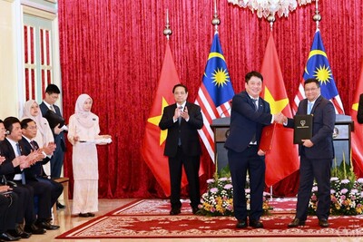 Thủ tướng Phạm Minh Chính và Thủ tướng Malaysia Anwar Ibrahim chứng kiến lễ trao các văn kiện hợp tác. Trong ảnh là lễ trao văn kiện hợp tác giữa Tập đoàn điện lực Việt Nam và Tập đoàn Điện lực Malaysia