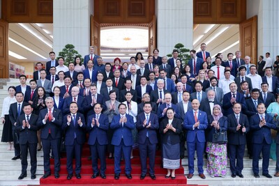 Thủ tướng Chính phủ Phạm Minh Chính cùng lãnh đạo Chính phủ, các bộ, ngành, địa phương, doanh nghiệp, hiệp hội ngành hàng, Đại sứ quán... chụp ảnh sau sự kiện