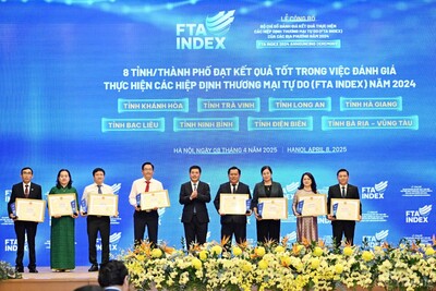Bộ trưởng Nguyễn Hồng Diên trao tặng bằng khen của Bộ trưởng Bộ Công Thương cho các địa phương đạt kết quả tích cực trong việc thực hiện FTA Index năm 2024