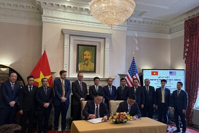 Đại diện Tổng công ty Khí Việt Nam - PV GAS (bên phải) ký các Bản ghi nhớ hợp tác (MOU) với các Tập đoàn Conoco Phillips và Excelerate về một số thỏa thuận mua bán dài hạn khí hóa lỏng LNG