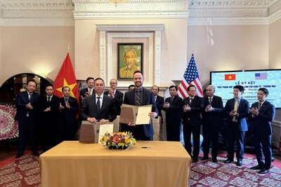 Cùng với đó, Petrolimex cũng ký với Marquis Energy Biên bản ghi nhớ tạo thuận lợi giao dịch và nhập khẩu nhiên liệu sinh học