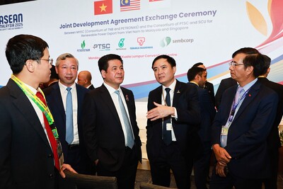 Bộ trưởng Nguyễn Hồng Diên trao đổi tại Lễ trao Thoả thuận hợp tác điện gió ngoài khơi chiều ngày 26/5