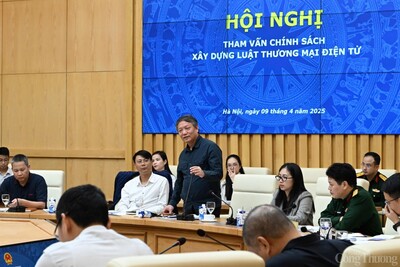 Ông Lương Đức Trung - Phó Vụ trưởng Vụ Pháp chế (Bộ Xây dựng) - phát biểu tại hội nghị