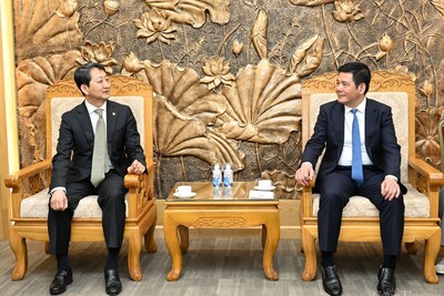 Bộ trưởng Bộ Công Thương Việt Nam Nguyễn Hồng Diên và Bộ trưởng Bộ Thương mại, Công nghiệp và Năng lượng Hàn Quốc Ahn Duk Geun gặp gỡ, họp hẹp trước Kỳ họp lần thứ 14 Uỷ ban hỗn hợp Thương mại, Công nghiệp và Năng lượng hai nước