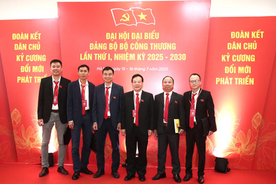 Tham dự Đại hội, các đại biểu đã tuân thủ nghiêm túc quy định của Đại hội về trang phục. Các đại biểu là nam mặc comple sẫm màu, áo sơ mi trắng, caravat đỏ và đeo thẻ đại biểu Đại hội. Các đại biểu là nữ mặc áo dài truyền thống và đeo thẻ đại biểu Đại hội.