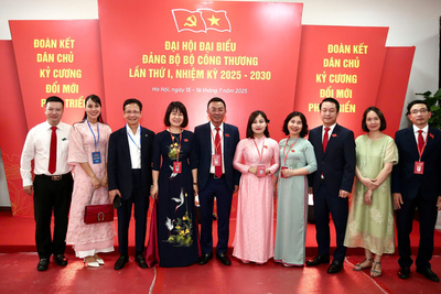 Tham dự Đại hội, các đại biểu đã tuân thủ nghiêm túc quy định của Đại hội về trang phục. Các đại biểu là nam mặc comple sẫm màu, áo sơ mi trắng, caravat đỏ và đeo thẻ đại biểu Đại hội. Các đại biểu là nữ mặc áo dài truyền thống và đeo thẻ đại biểu Đại hội.