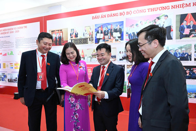Các đại biểu tham dự Đại hội xem văn kiện Đại hội trước khi diễn ra Phiên thứ nhất, Đại hội đại biểu Đảng bộ Bộ Công Thương nhiệm kỳ 2025 - 2030