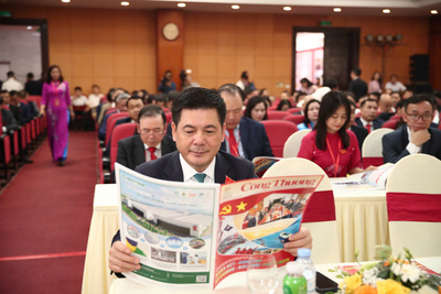 Ủy viên Trung ương Đảng, Bí thư Đảng ủy, Bộ trưởng Bộ Công Thương Nguyễn Hồng Diên đọc ấn phẩm đặc biệt của Báo Công Thương về Đại hội Đại biểu Đảng bộ Bộ Công Thương lần thứ nhất, nhiệm kỳ 2025 - 2030