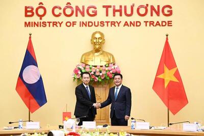 Bộ trưởng Nguyễn Hồng Diên và Bộ trưởng Bộ Công Thương Lào Malaithong Kommasith