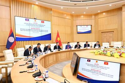Cùng tham dự hội đàm có Đại sứ Lào tại Việt Nam và đại diện các đơn vị thuộc Bộ Công Thương Lào.