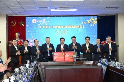 Bộ trưởng Nguyễn Hồng Diên tặng quà Tết cho NSMO và EVN