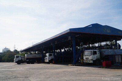 Hoạt động xuất nhập xăng dầu tại Tổng kho Xăng dầu Đà Nẵng.