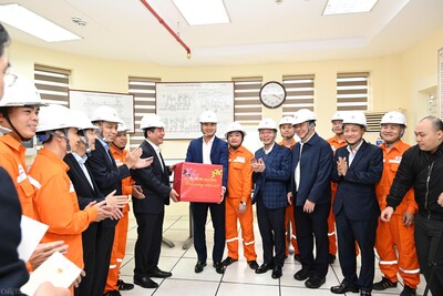 Bộ trưởng Bộ Công Thương Nguyễn Hồng Diên tặng quà cán bộ công nhân viên trực tại TBA 220kV Tây Hồ