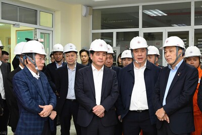 Bộ trưởng Nguyễn Hồng Diên cùng đoàn công tác của Bộ Công Thương đến thăm, làm việc tại TBA 220 kV Tây Hồ