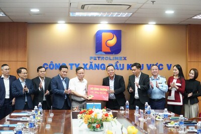 Thứ trưởng Nguyễn Hoàng Long tặng quà Tết tập thể Công ty Xăng dầu khu vực V