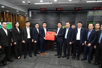Bộ trưởng Bộ Công Thương Nguyễn Hồng Diên tặng quà cán bộ công nhân viên tại NSMO và EVN