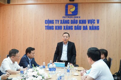 Chiều cùng ngày, Thứ trưởng Nguyễn Hoàng Long và đoàn công tác Bộ Công Thương đã đến kiểm tra Tổng kho Xăng dầu Đà Nẵng (thuộc Công ty Xăng dầu khu vực V)