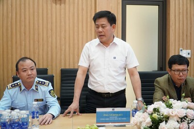 Ông Võ Đình Đức - Giám đốc Tổng kho Xăng dầu Đà Nẵng báo cáo tình hình hoạt động đơn vị