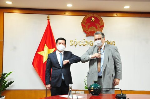 Bộ trưởng Nguyễn Hồng Diên làm việc với Ngài Kari Kahiluoto - Đại sứ Cộng hòa Phần Lan tại Việt Nam
