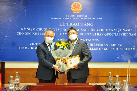 Awarding Ceremony Viet Nam Industry anh Trade Achievement medal for Mr.Kim EUI Joong, Commercial counsellor of Korea to Viet Nam