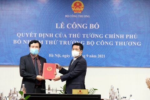 Bộ trưởng Nguyễn Hồng Diên trao Quyết định bổ nhiệm Thứ trưởng cho đồng chí Nguyễn Sinh Nhật Tân