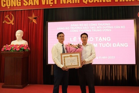 Trao tặng Huy hiệu 40 năm tuổi Đảng cho cán bộ Trường Đào tạo, bồi dưỡng cán bộ Công Thương Trung ương