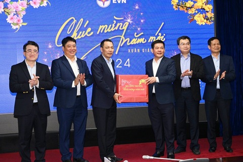 Đoàn công tác của Bộ Công Thương thăm, kiểm tra tình hình đảm bảo cung ứng xăng dầu, điện dịp Tết nguyên đán 2024