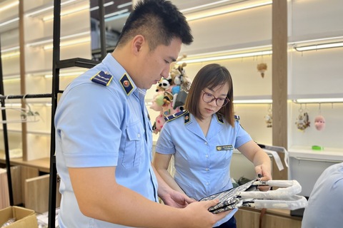 Nhiều cửa hàng công khai bán hàng giả tại các tuyến phố du lịch ở Đà Nẵng
