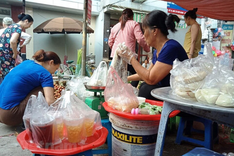 Từ ngày 1/1/2027, các chợ và cửa hàng tiện lợi không cung cấp miễn phí túi nilon khó phân huỷ