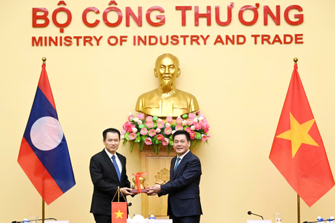 Bộ trưởng Bộ Công Thương Nguyễn Hồng Diên hội đàm với Bộ trưởng Bộ Công Thương Lào Malaithong Kommasith tại Hà Nội