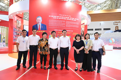 Bộ trưởng Nguyễn Hồng Diên kiểm tra công tác chuẩn bị tại các gian trưng bày của Bộ Công Thương